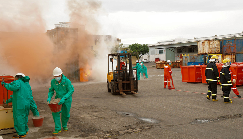 Diễn tập ứng phó sự cố cháy tại Cụm kho Cảng Vietsovpetro
