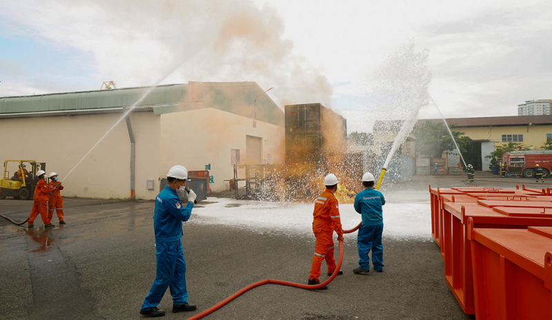 Diễn tập ứng phó sự cố cháy tại Cụm kho Cảng Vietsovpetro