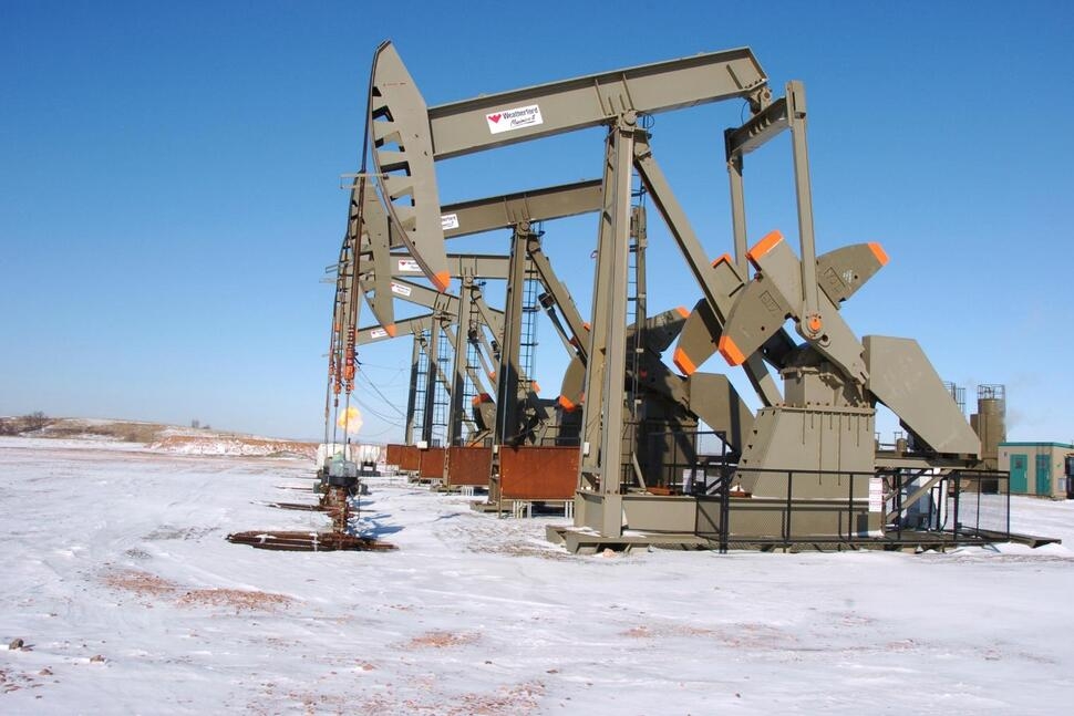 Giá dầu hôm nay 23/2/2022 hụt hơi ở ngưỡn 100 USD, dầu Brent về mức 96,6 USD/thùng Giá dầu hôm nay 23/2/2022 hụt hơi ở ngưỡn 100 USD, dầu Brent về mức 96,6 USD/thùng