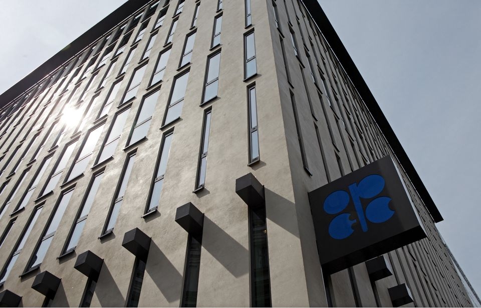 Dầu tăng do triển vọng OPEC + cắt giảm nguồn cung