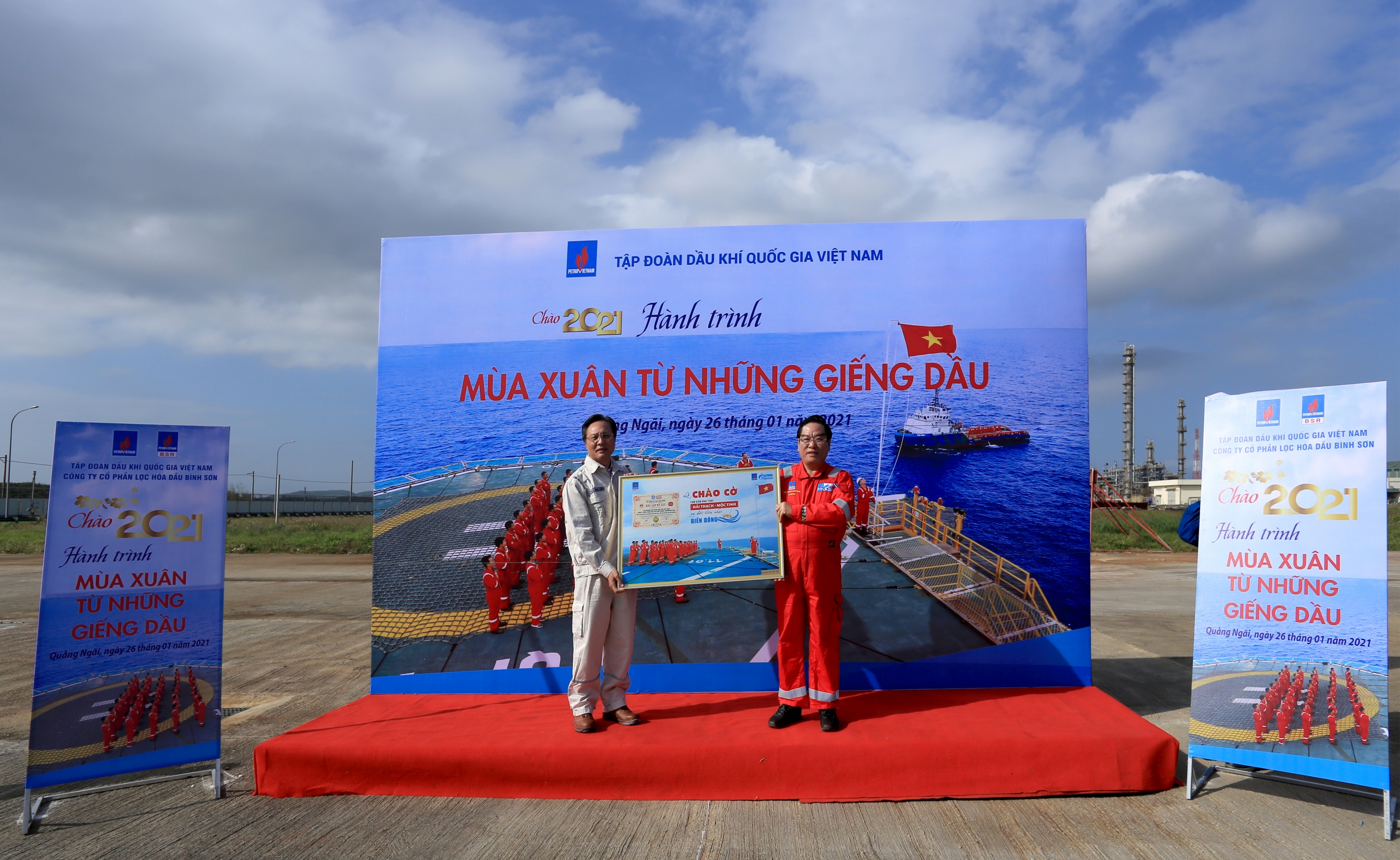 Hành trình Mùa Xuân từ những giếng dầu: Xúc động những hình ảnh từ Dung Quất Hành trình Mùa Xuân từ những giếng dầu: Xúc động những hình ảnh từ Dung Quất