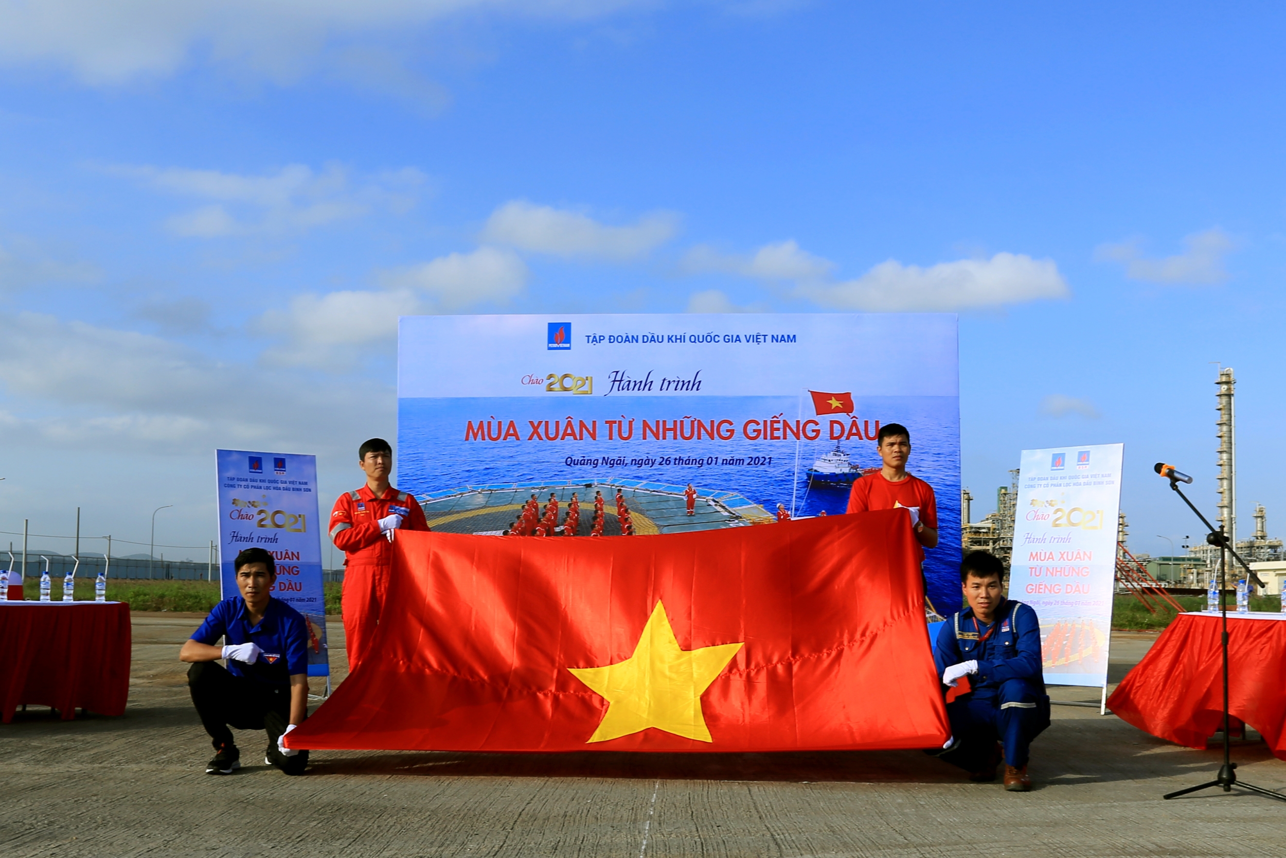 Hành trình Mùa Xuân từ những giếng dầu: Xúc động những hình ảnh từ Dung Quất Hành trình Mùa Xuân từ những giếng dầu: Xúc động những hình ảnh từ Dung Quất