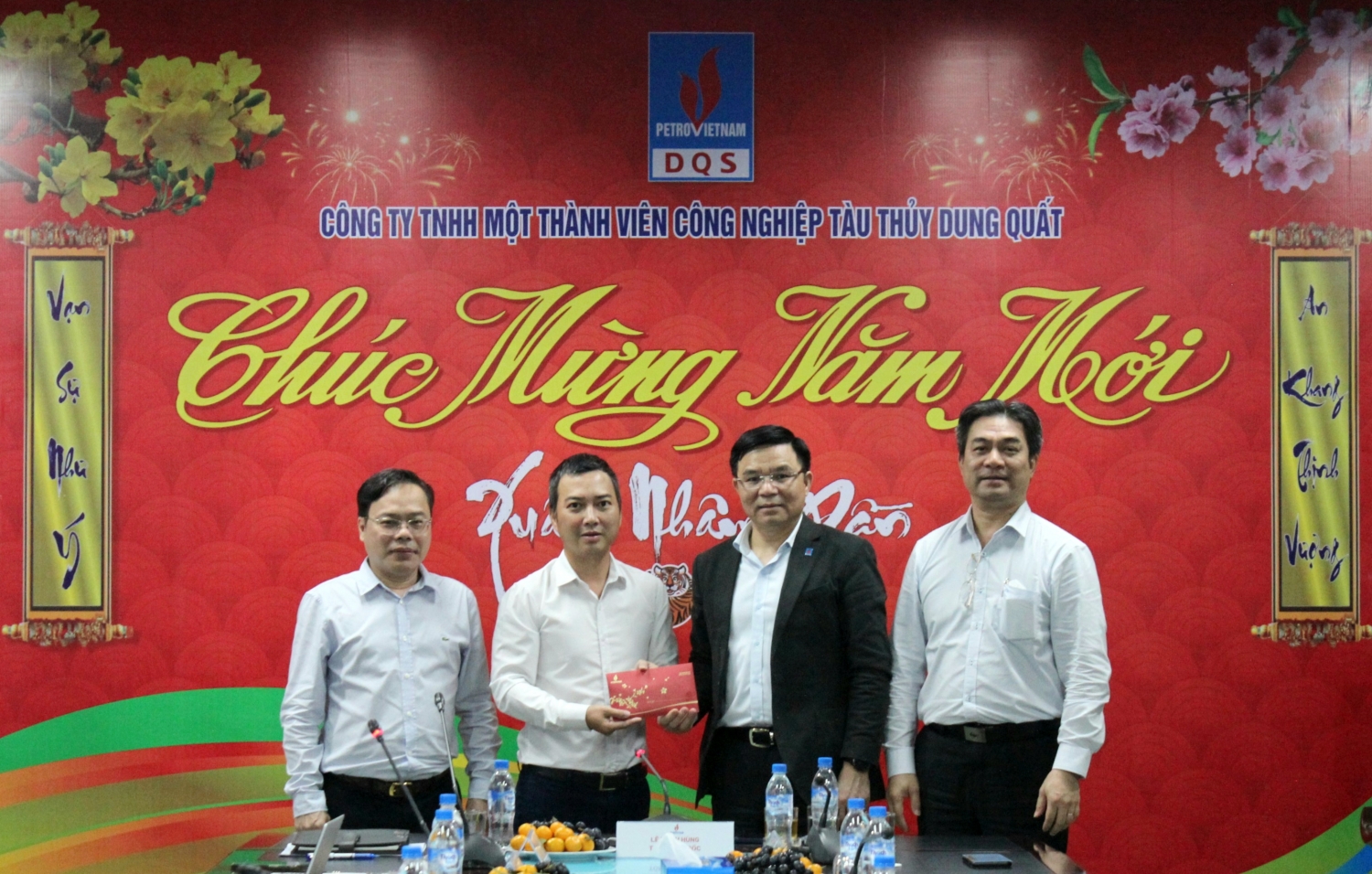 Tổng Giám đốc Petrovietnam Lê Mạnh Hùng tặng quà lì xì đầu năm cho đại diện tập thể người lao động DQS.