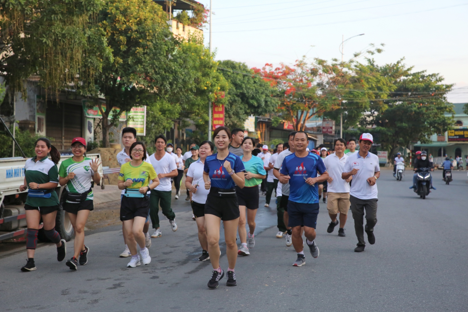 Các VĐV marathon BSR chinh phục thử thách tại giải chạy “Đường lên Suối Chí”