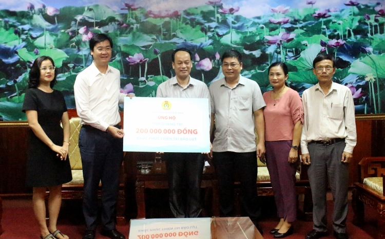 doan cong tac petrovietnam truc tiep trao tien ung ho tai mien trung