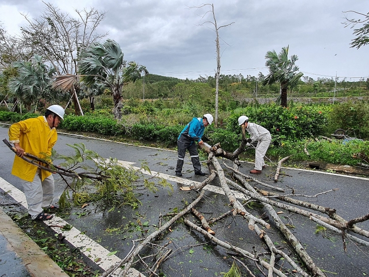 Các đơn vị thuộc Tập đoàn Dầu khí Việt Nam sẵn sàng sản xuất trở lại ngay sau bão số 9 cac don vi thuoc tap doan dau khi viet nam san sang san xuat tro lai ngay sau bao so 9