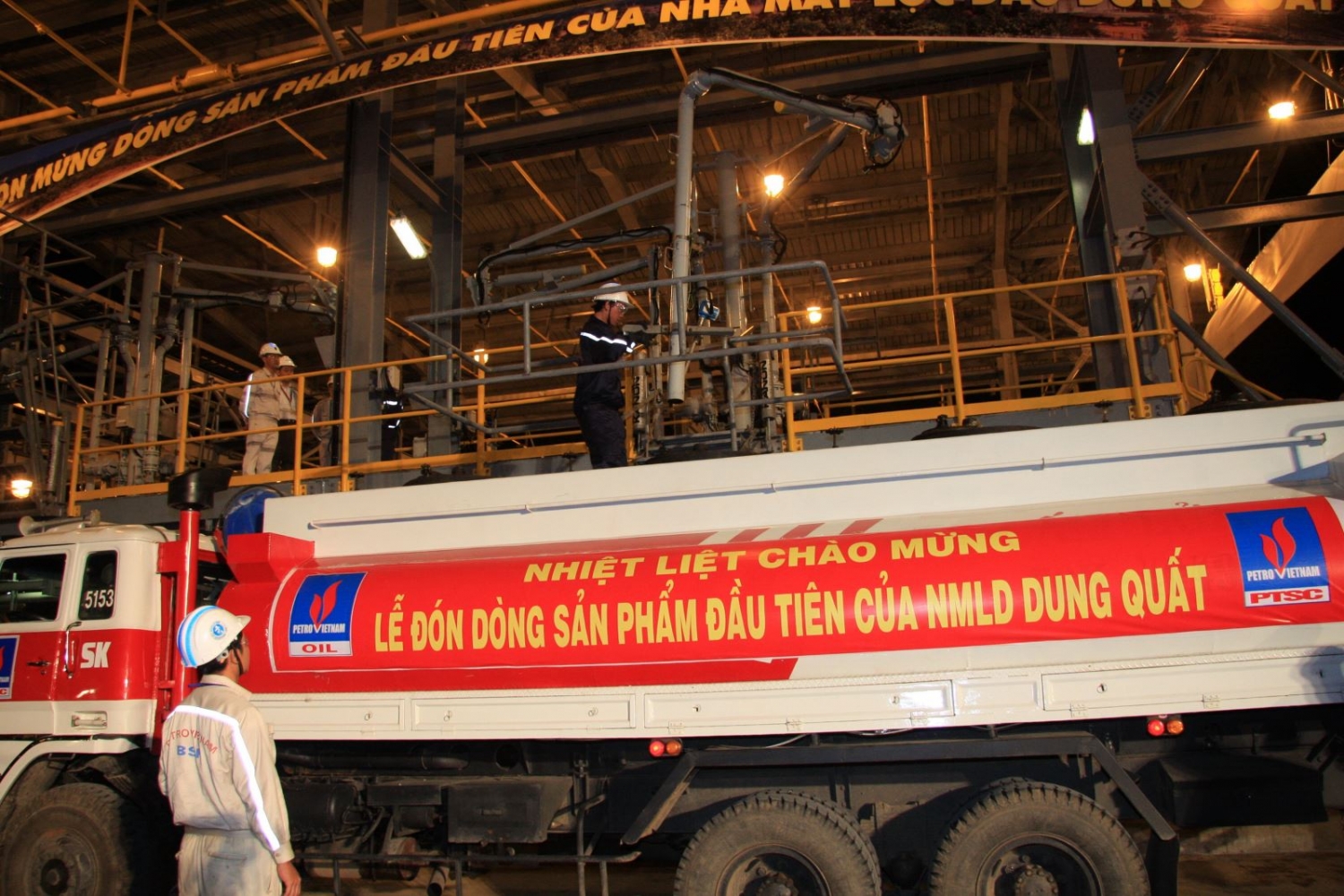Chiếc xe bồn đầu tiên nhận sản phẩm của NMLD Dung Quất.