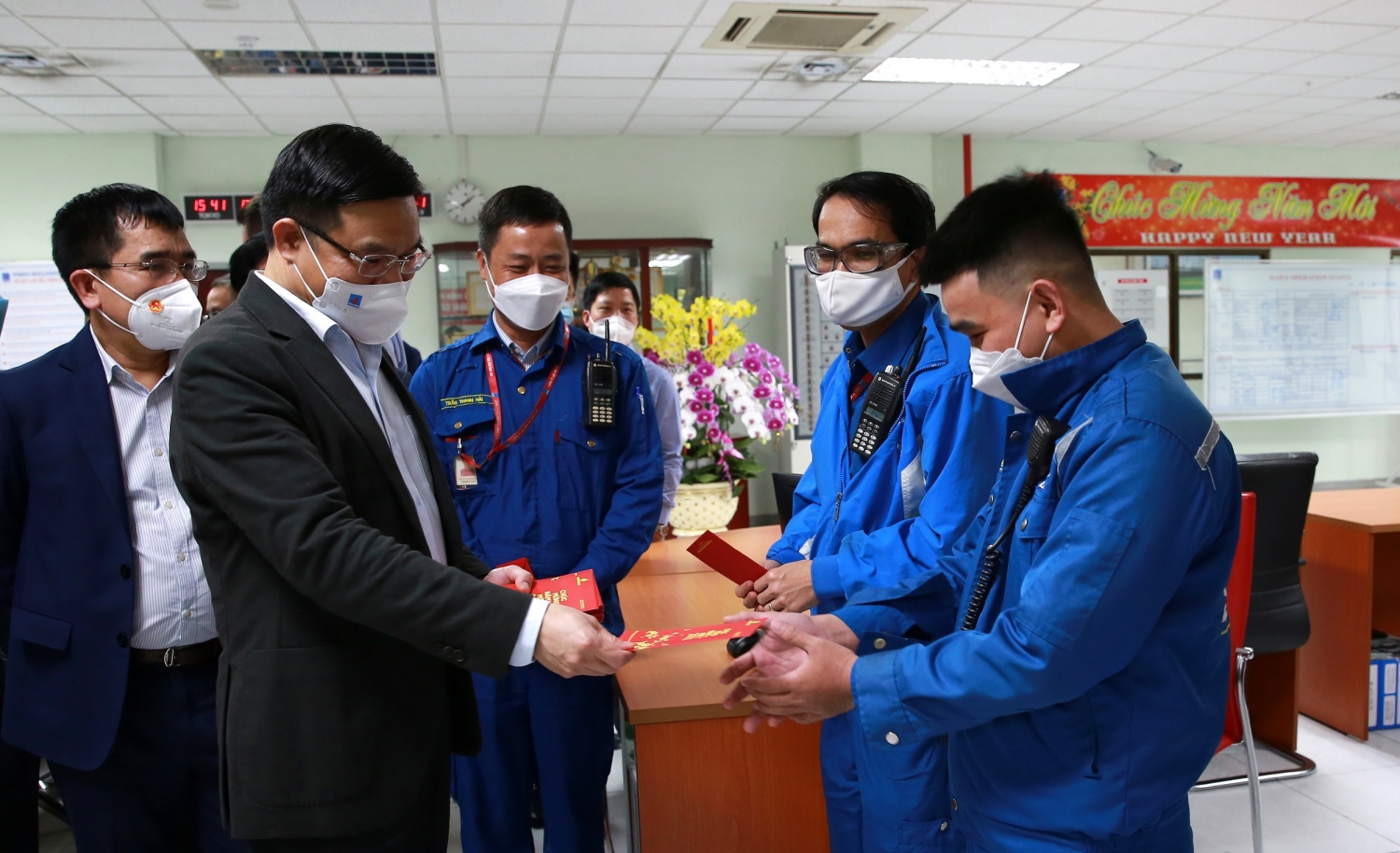 Tổng Giám đốc Petrovietnam Lê Mạnh Hùng lì xì đầu năm cho công nhân, kỹ sư BSR