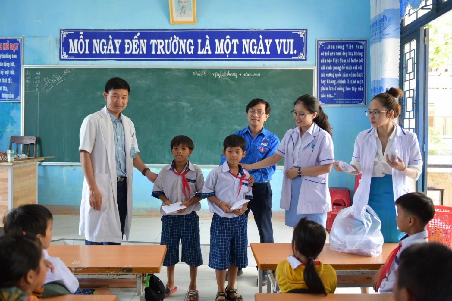 Chương trình ASXH về nguồn với chủ đề Ngày hội thống nhất của Đoàn Thanh niên Khối Nhà máy BSR Chương trình ASXH về nguồn với chủ đề Ngày hội thống nhất của Đoàn Thanh niên Khối Nhà máy BSR