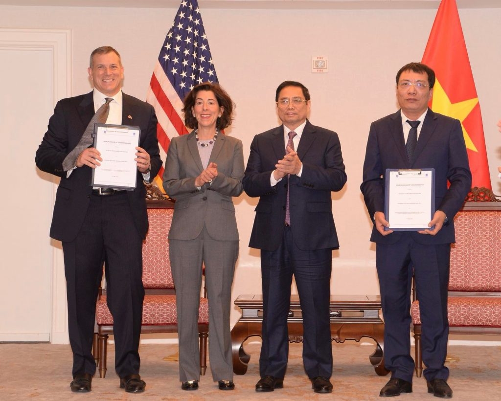 Thủ tướng Chính phủ Phạm Minh Chính và Bộ trưởng Thương mại Hoa Kỳ Gina Raimondo chứng kiến lễ ký thoả thuận.