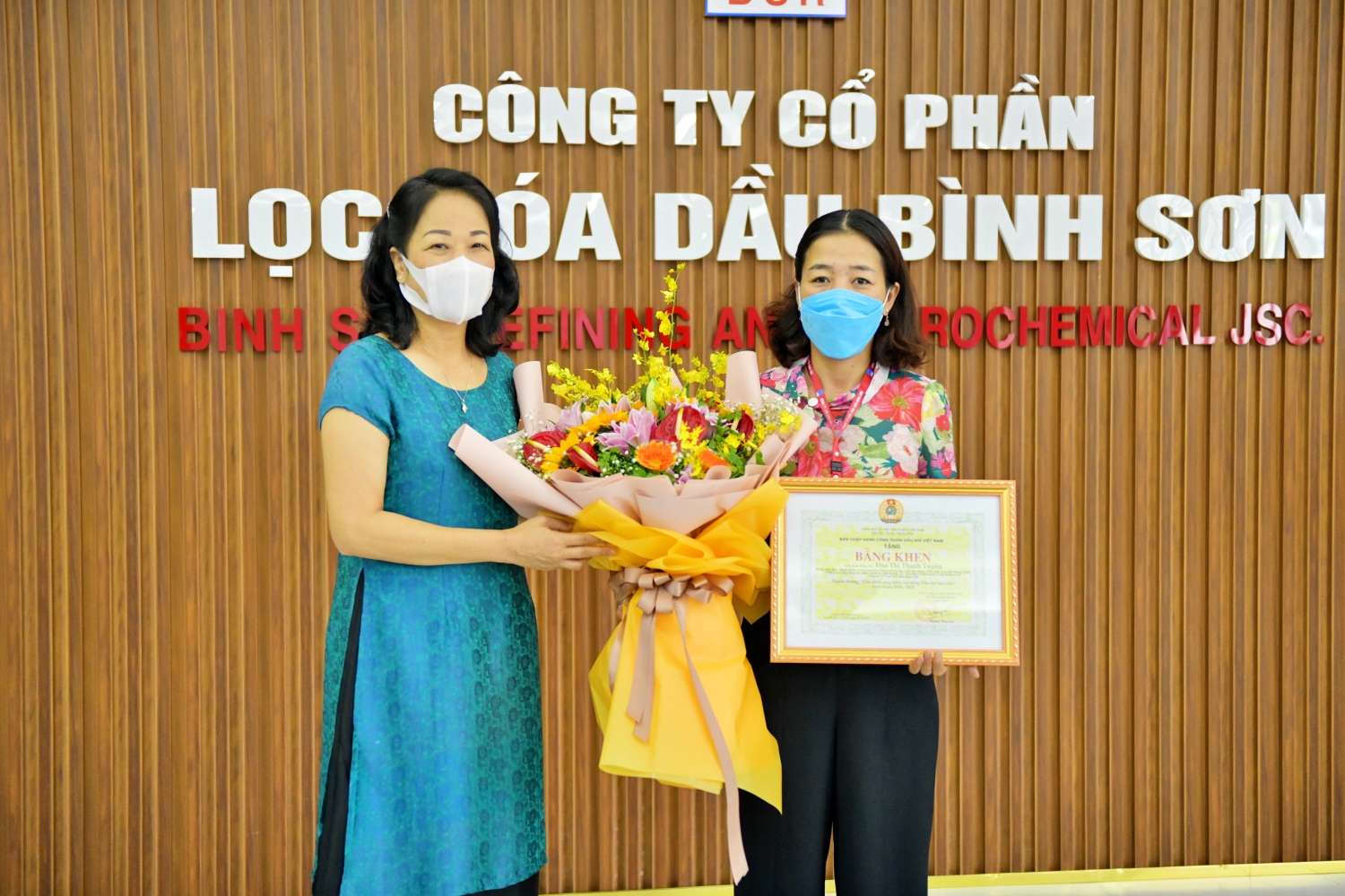 Gia đình người lao động BSR vinh dự nhận Bằng khen Gia đình CNLĐ Dầu khí tiêu biểu