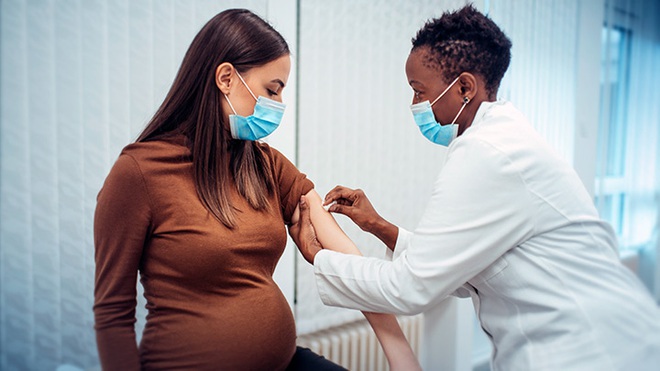 Mỹ hối thúc phụ nữ mang thai tiêm vắc xin Covid-19 - 1