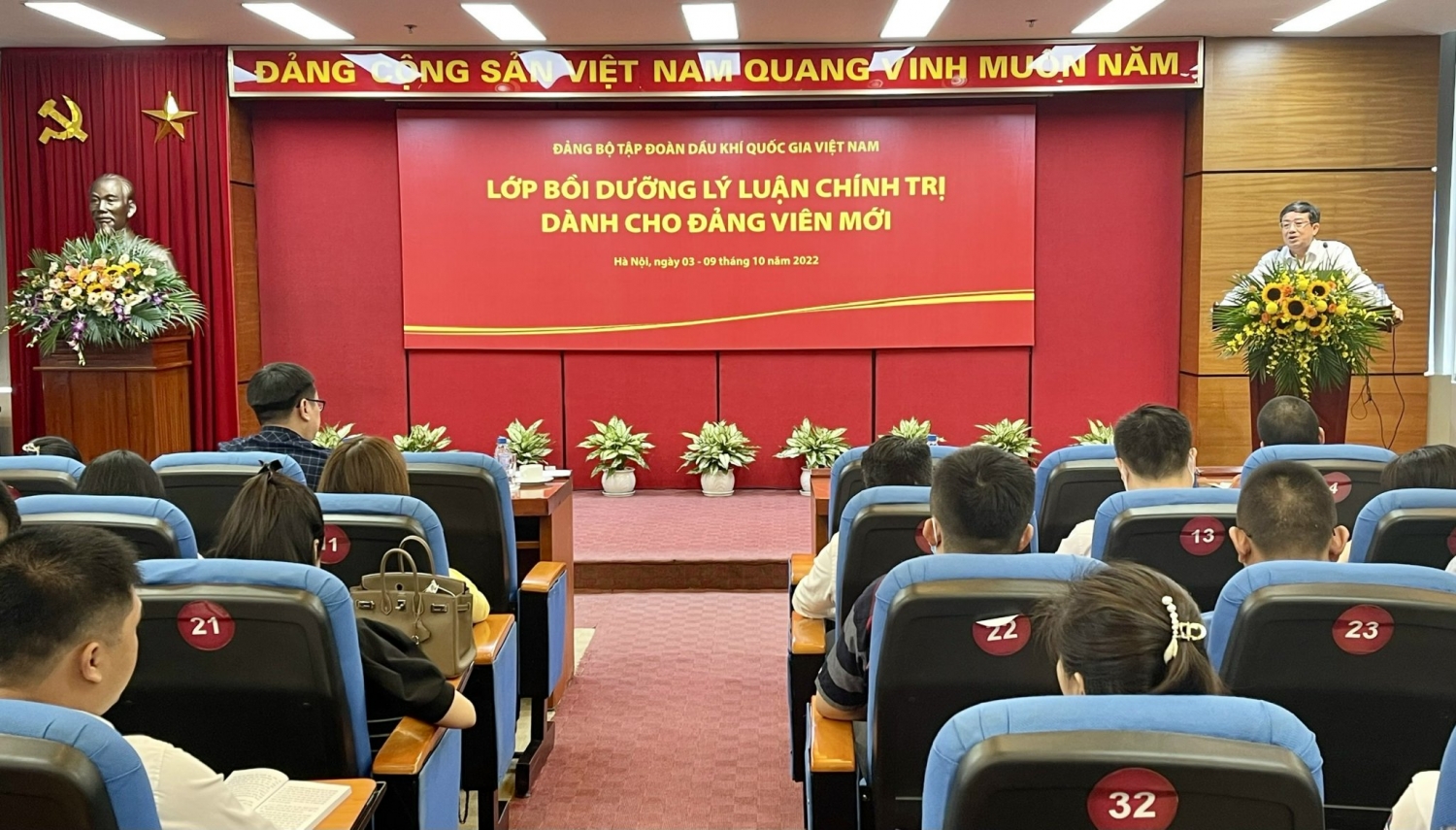 Bồi dưỡng lý luận chính trị dành cho đảng viên mới năm 2022 trong Đảng bộ Tập đoàn Dầu khí Quốc gia Việt Nam