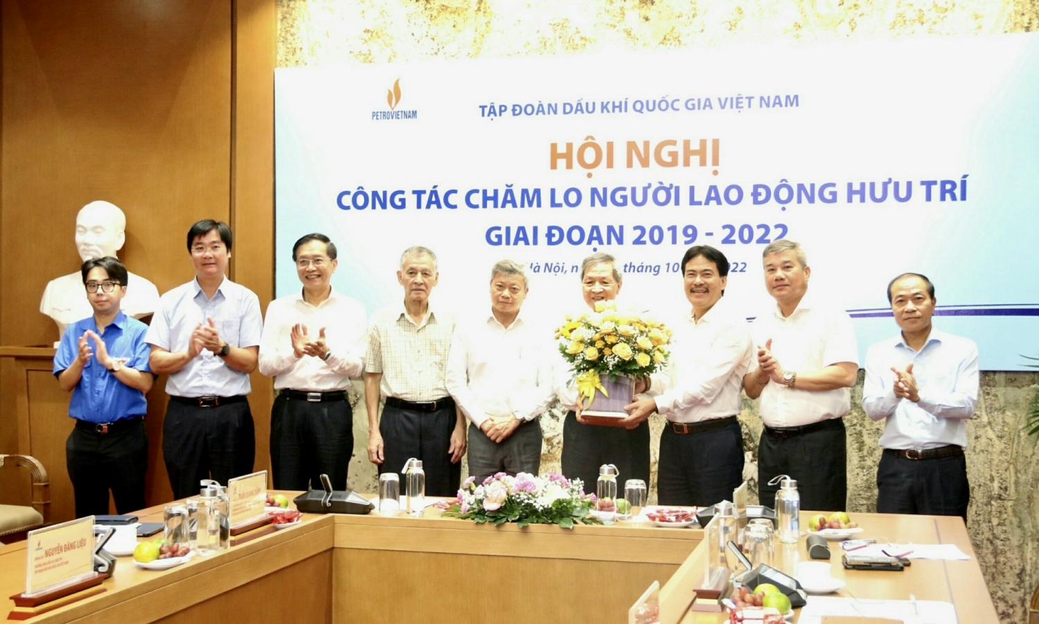 Lãnh đạo Petrovietnam tặng hoa chúc mừng các đồng chí trong Ban LLHT Tập đoàn, đại diện cán bộ hưu trí nhân hưởng ứng “Tháng hành động vì người cao tuổi Việt Nam” năm 2022 Lãnh đạo Petrovietnam tặng hoa chúc mừng các đồng chí trong Ban LLHT Tập đoàn, đại diện cán bộ hưu trí nhân hưởng ứng “Tháng hành động vì người cao tuổi Việt Nam” năm 2022