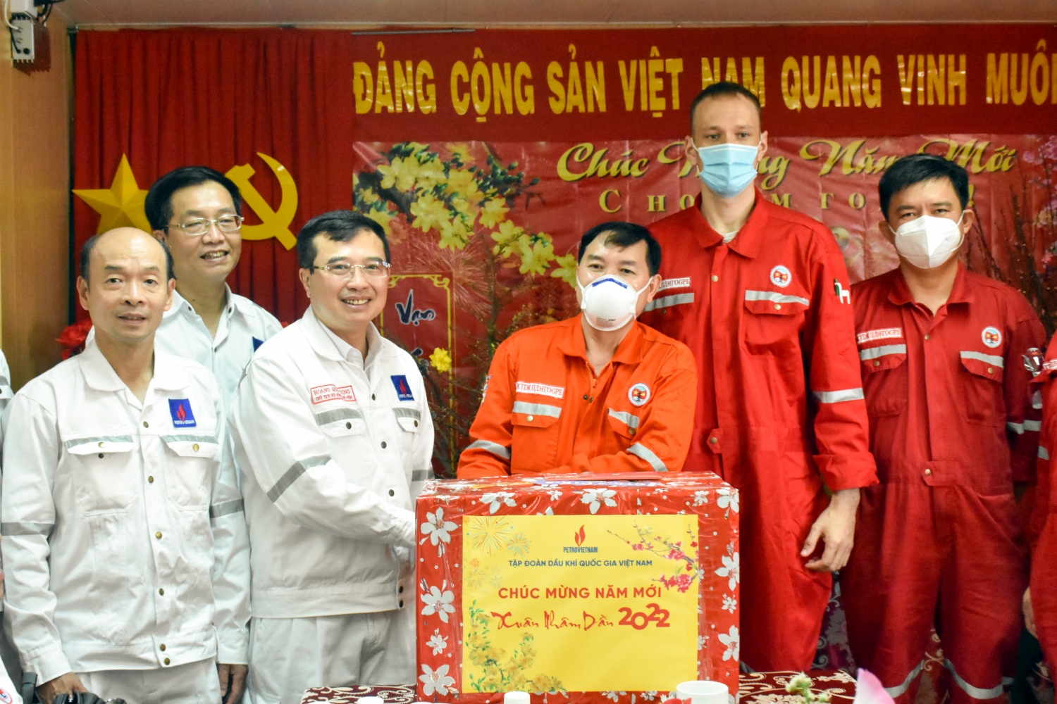 Lãnh đạo Đảng ủy Khối DNTW, tỉnh Bà Rịa - Vũng Tàu và Petrovietnam thăm và làm việc tại giàn CNTT 3 Lãnh đạo Đảng ủy Khối DNTW, tỉnh Bà Rịa - Vũng Tàu và Petrovietnam thăm và làm việc tại giàn CNTT 3
