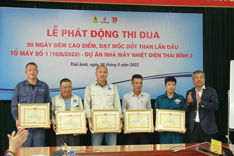 Đồng chí Đỗ Chí Thanh tặng bằng khen cho 5 tập thể xuất sắc trong mốc hòa lưới điện đồng bộ bằng dầu Tổ máy số 1