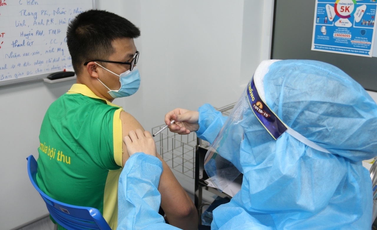 Petrovietnam với “chiến dịch” tiêm vắc-xin và mục tiêu kép