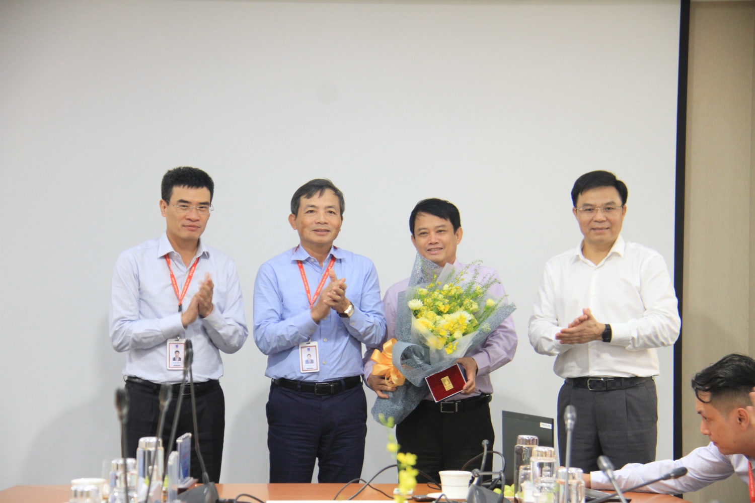 Nhân dịp này, với sự chứng kiến của Tổng giám đốc PVN Lê Mạnh Hùng, lãnh đạo PV GAS đã tặng hoa tri ân những đóng góp của Trưởng ban Thương mại Dịch vụ PVN Nguyễn Mậu Dũng, nguyên Phó Tổng giám đốc PV GAS