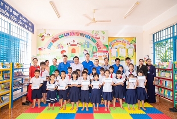 Tuổi trẻ Vietsovpetro trao tặng sách và học bổng cho học sinh nghèo xã Hòa Bình, huyện Xuyên Mộc, tỉnh BR-VT