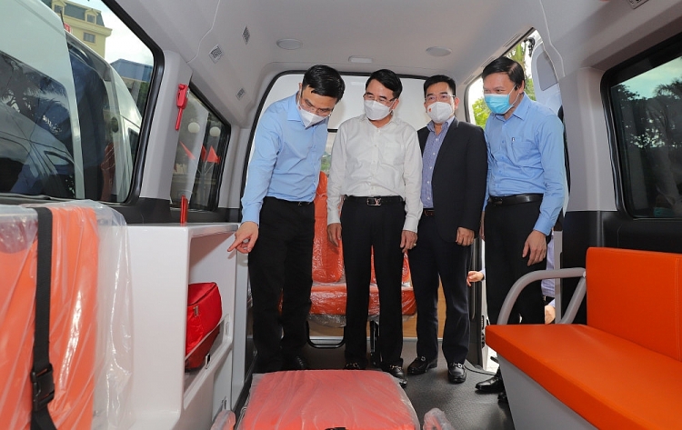 Petrovietnam trao tặng và bàn giao 02 xe cứu thương phục vụ công tác phòng, chống dịch COVID 19 cho Tp. Hải Phòng