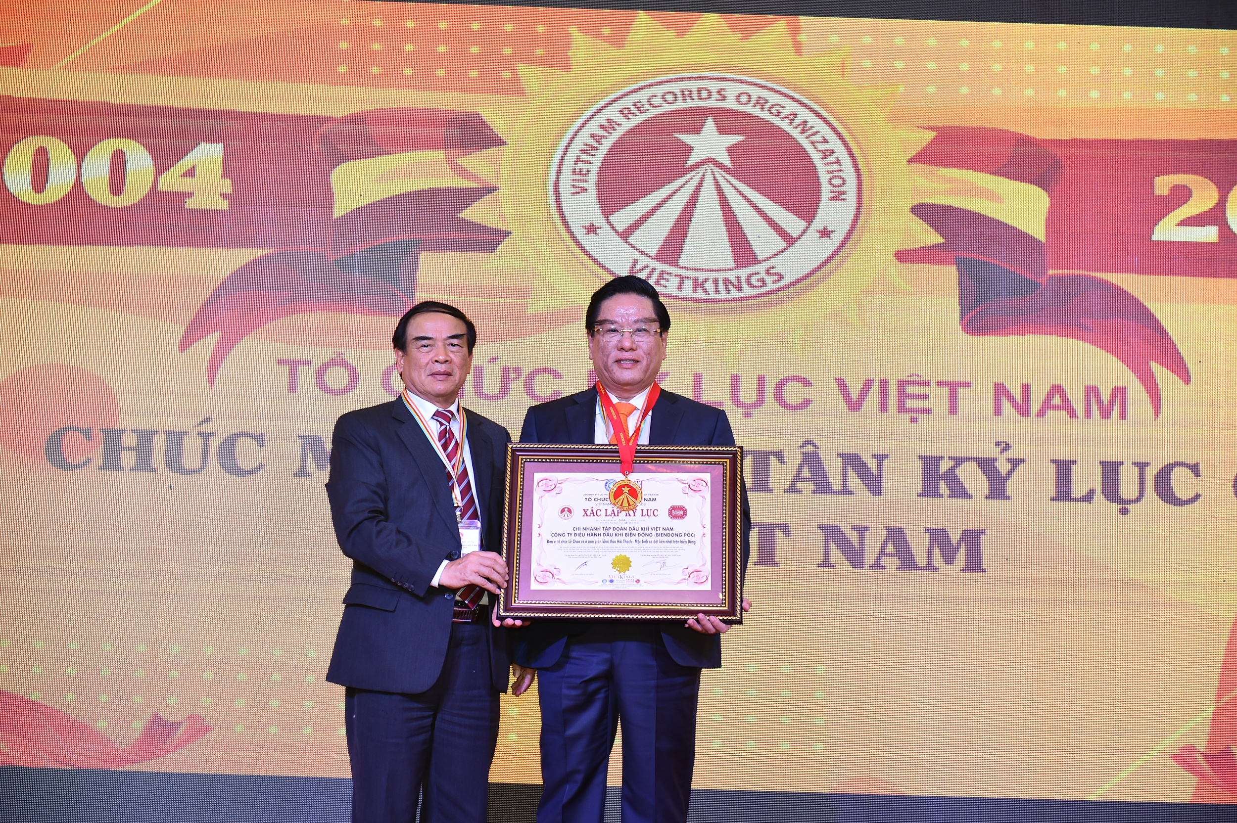 BIENDONG POC nhận Kỷ lục Việt Nam “Đơn vị tổ chức lễ Chào cờ ở cụm giàn khai thác Hải Thạch – Mộc Tinh xa đất liền nhất trên Biền Đông”