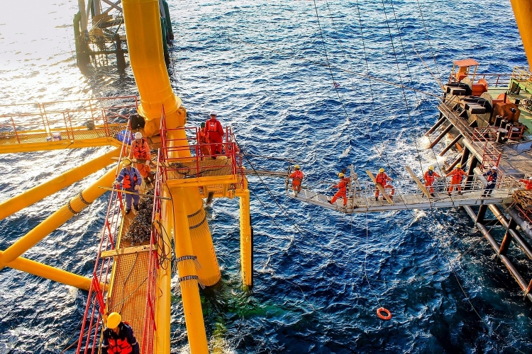 Bản tin Dầu khí 26/4: Na Uy bắt giữ các nhà hoạt động ngăn cản tàu chở dầu Nga