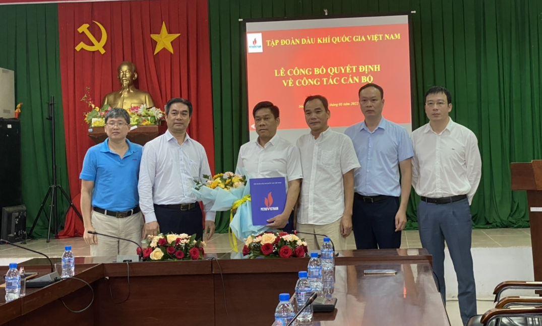 Ông Phạm Tiến Dũng trao quyết định điều động, bổ nhiệm ông Trần Toàn Thắng làm Phó ban QLDA Long Phú 1