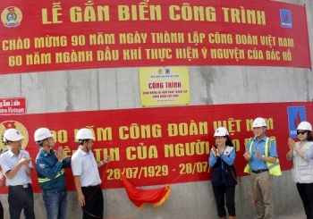 Gắn biển công trình chào mừng 90 năm Ngày thành lập Công đoàn Việt Nam tại Dự án NMNĐ Sông Hậu 1