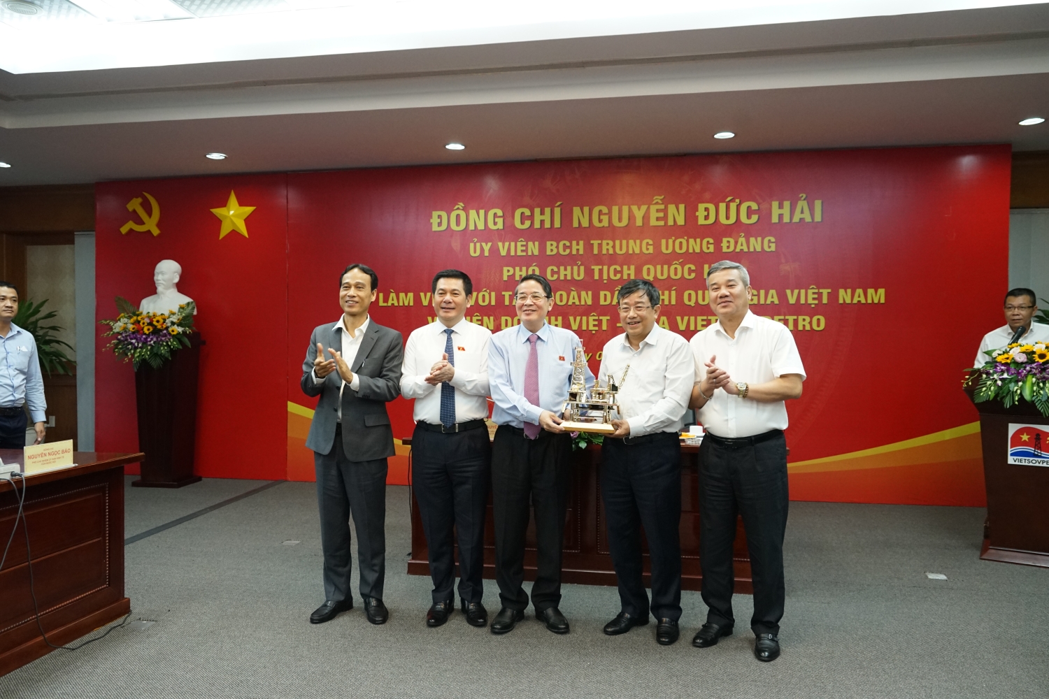 Tập đoàn, Vietsovpetro trao tặng biểu trưng giàn khai thác dầu khí cho Phó Chủ tịch Quốc hội Nguyễn Đức Hải
