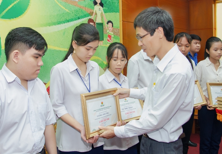 nhung suat hoc bong dac biet cua dam ca mau