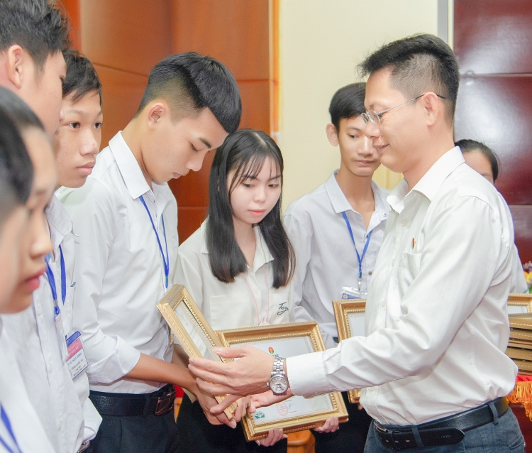 nhung suat hoc bong dac biet cua dam ca mau