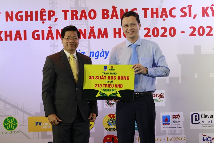 Phan bón Cà Mau trao 30 suất học bổng cho sinh viên PVU Phân bón Cà Mau trao 30 suất học bổng cho sinh viên PVU