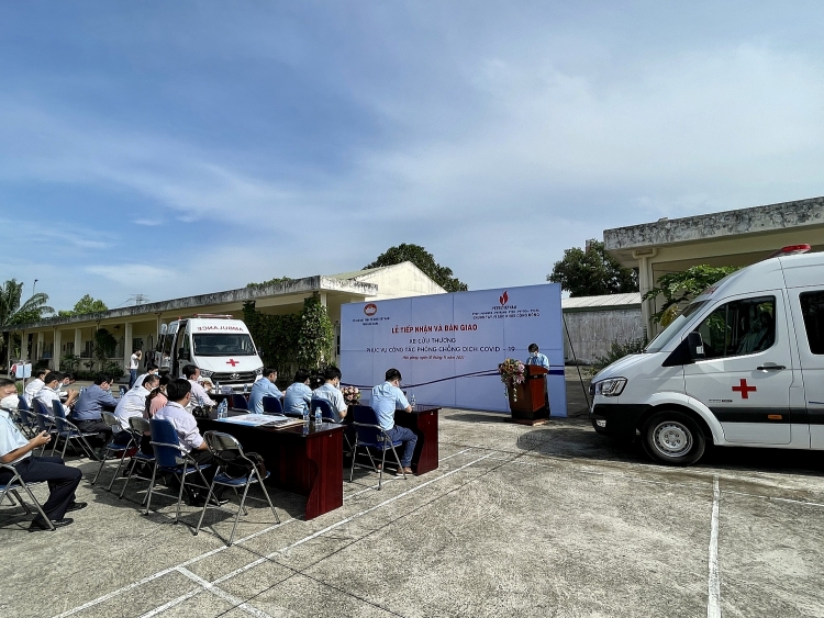 Petrovietnam trao tặng 2 xe cứu thương cho tỉnh Hậu Giang