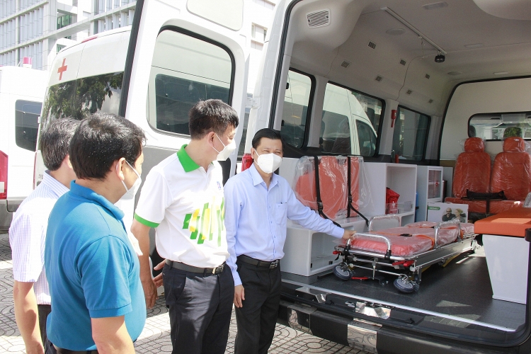 Tỉnh Bà Rịa - Vũng Tàu tiếp nhận 3 xe cứu thương phục vụ công tác phòng, chống dịch COVID-19 do Petrovietnam trao tặng