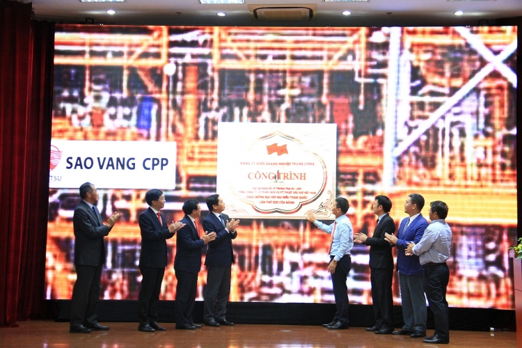 Lễ gắn biển công trình “Giàn xử lý Trung tâm Sao Vàng - CPP” chào mừng Đại hội đại biểu toàn quốc lần thứ XIII của Đảng